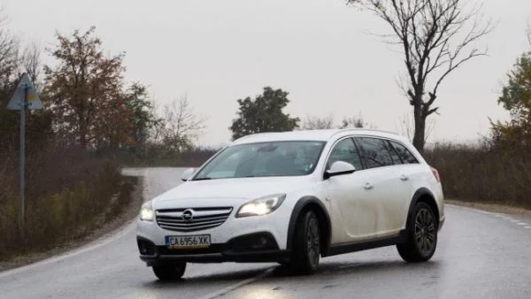 Opel Insignia Country Tourer: Опасен чар (тест-драйв)