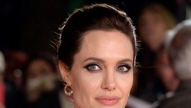 Анджелина Джоли е отстранила гърдите си