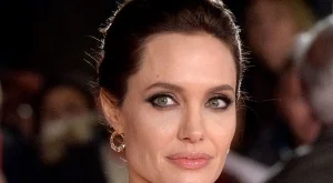 Джоли  си премахна и яйчниците