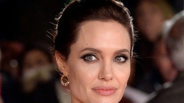 Джоли  си премахна и яйчниците