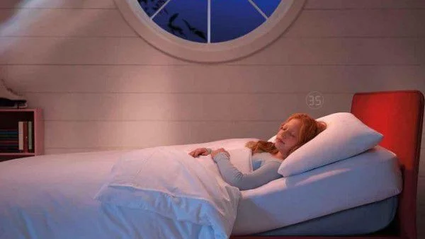 Умно легло следи децата, докато спят