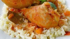 Пилешки бутчета с доматен сос и ориз 