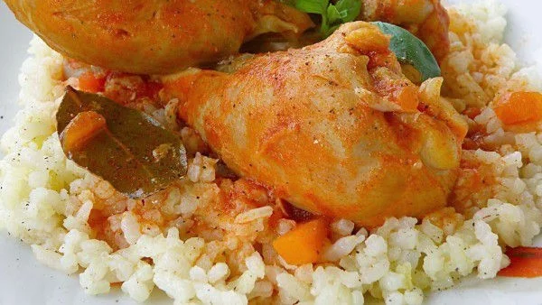 Пилешки бутчета с доматен сос и ориз 