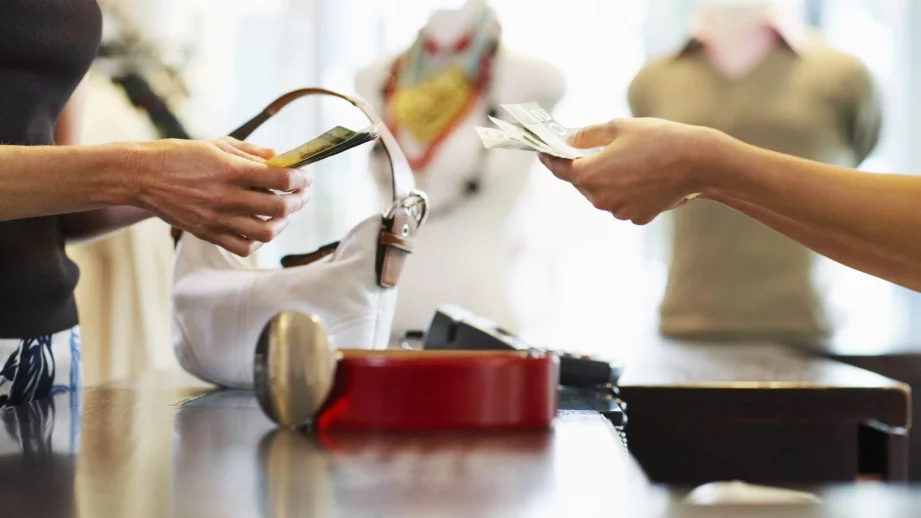 Спад при продажбите на дребно във Великобритания