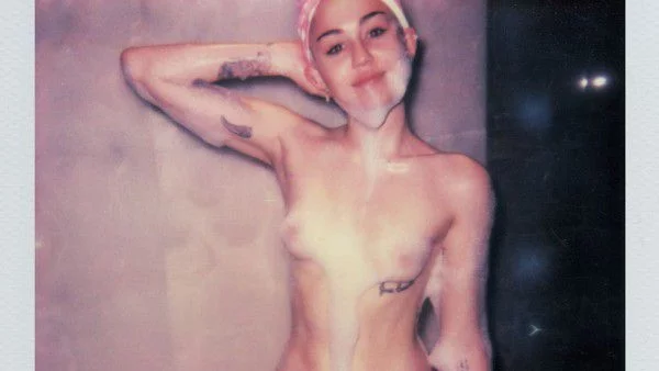 Майли Сайръс отново се разголи