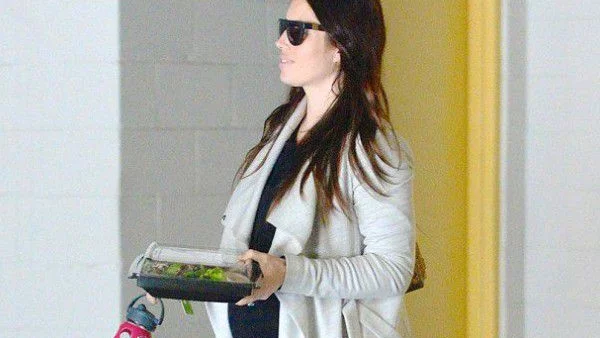  Джесика Бийл показа наедрялото си коремче