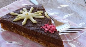 Сурова шоколадова торта