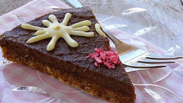 Сурова шоколадова торта