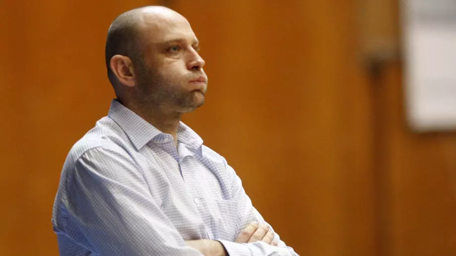 Ужас! Тити Папазов вързал младо момиче за парното и го подстригал (ВИДЕО)