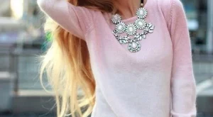    Колие според пуловера