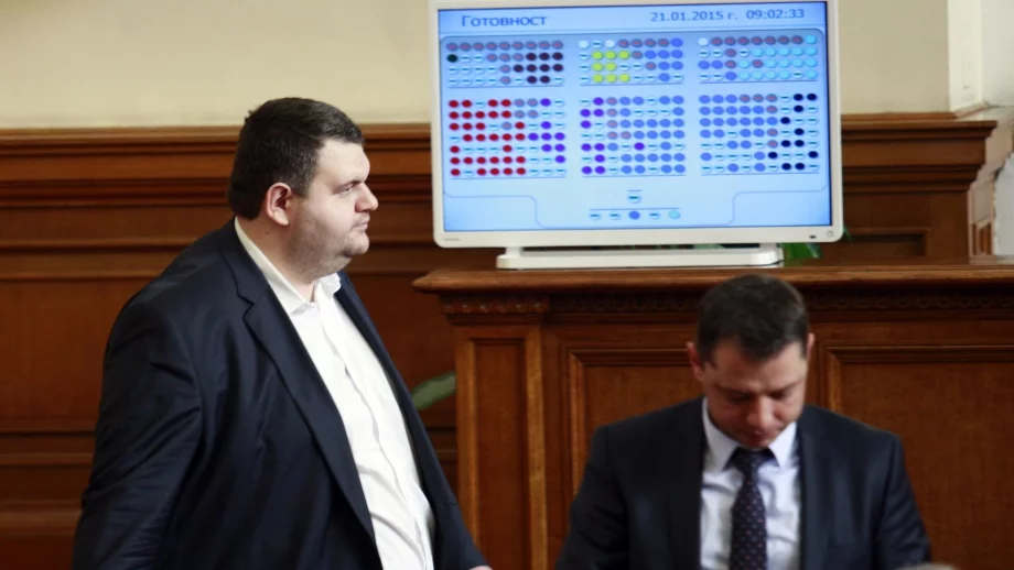 Пеевски прехвърли три свои фирми на дубайската си офшорка 