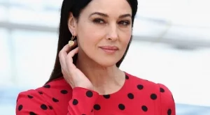 Моника Белучи е супер секси на 52 (снимки)