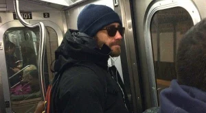 Джейк Гиленхал се вози в метрото