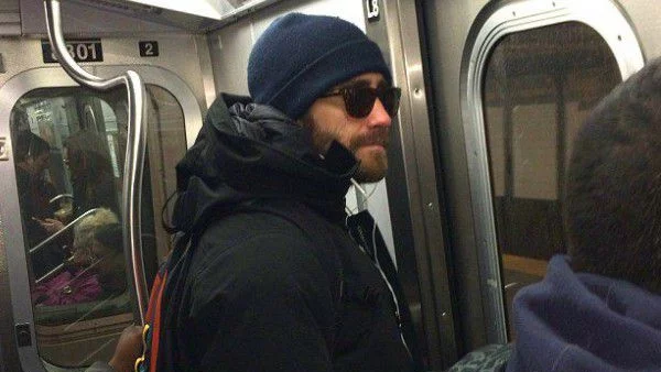Джейк Гиленхал се вози в метрото