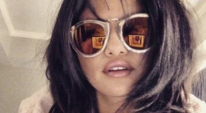 И Селена Гомес с прическа лоб