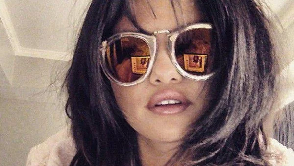 И Селена Гомес с прическа лоб