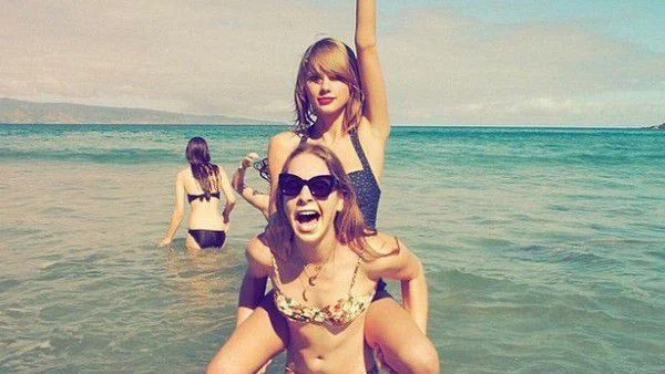  Тейлър Суифт купонясва на Хаваите