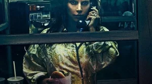 Ким с изрусени вежди и в Prada