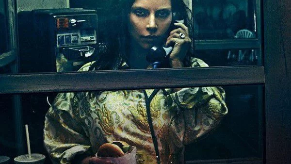 Ким с изрусени вежди и в Prada