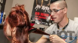 Фризьори правят безплатно бунтарски прически
