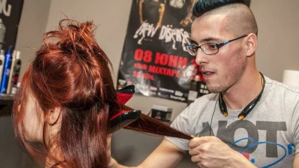 Фризьори правят безплатно бунтарски прически