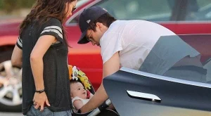 Мила и Аштън на разходка с дъщеря си