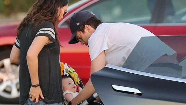 Мила и Аштън на разходка с дъщеря си