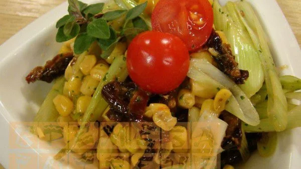 Салата от праз и царевица