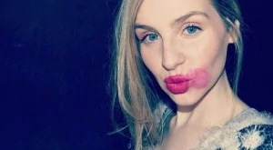 Жени с размазани червила срещу рака на маточната шийка