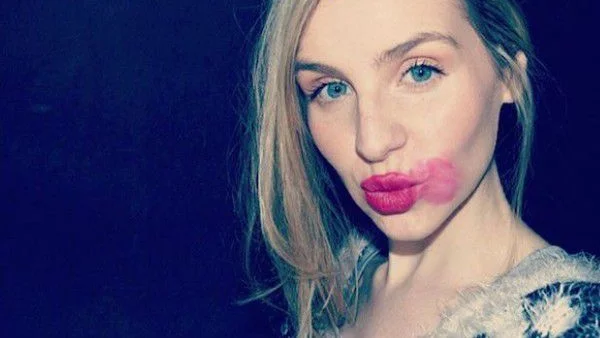 Жени с размазани червила срещу рака на маточната шийка