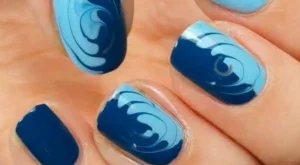 Ефектен маникюр в синьо (видео)
