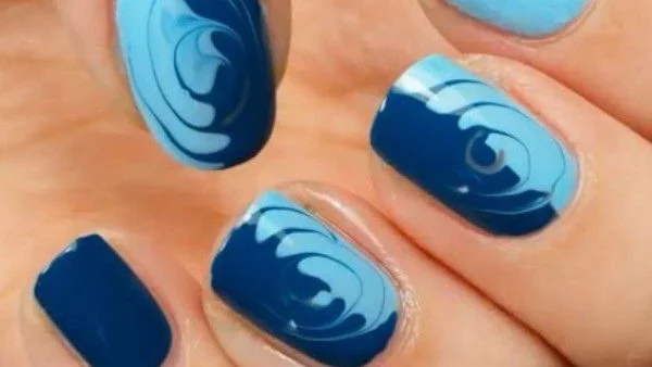 Ефектен маникюр в синьо (видео)