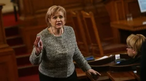 Управляващи и опозиция на нож заради новия заем 