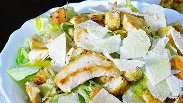 Салата Цезар с пиле