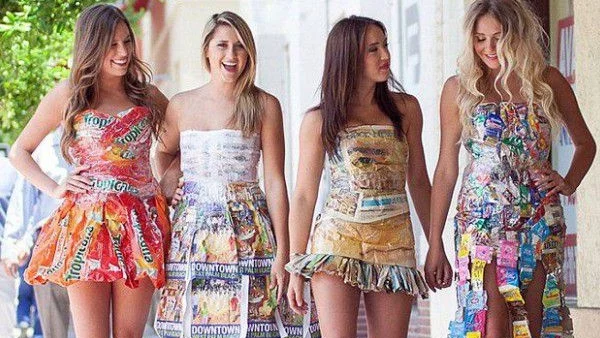 Дизайнерка създава стилни рокли от боклуци