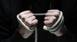 Обвързан или завързан?