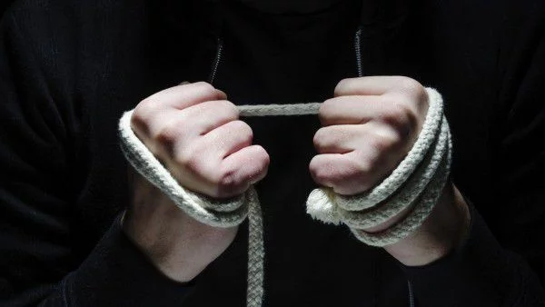 Обвързан или завързан?