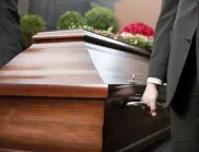 Мъж се направи на умрял, за да види колко хора ще дойдат на погребението му 