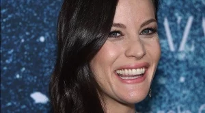 Лив Тайлър показа наедрялото си коремче