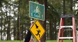 Град сложи предупредителни знаци заради зла сова