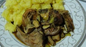 Свински котлети с праз и гъби