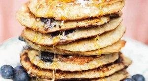 Палачинки с банан, кокос и боровинки