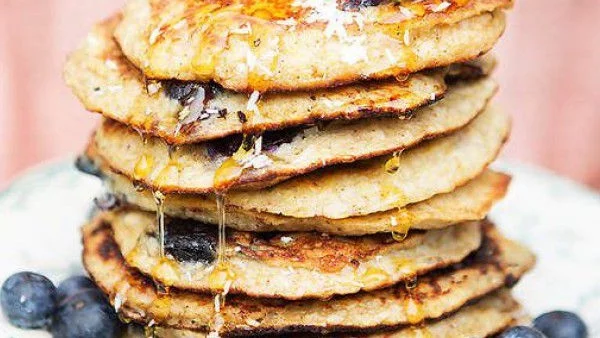 Палачинки с банан, кокос и боровинки