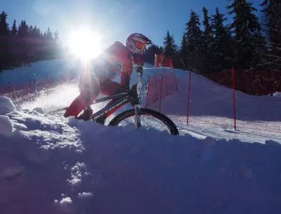 Колоездачи превзеха снежните писти на Пампорово