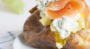 Пълнен картоф с пушена сьомга