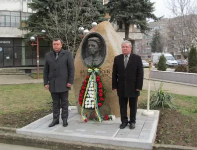Десетки павликенчани се поклониха пред Васил Левски