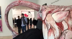 Вики Бекъм си набута главата в дупето на крава