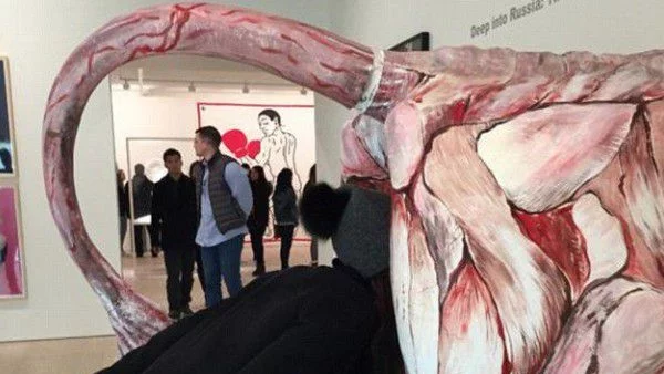 Вики Бекъм си набута главата в дупето на крава