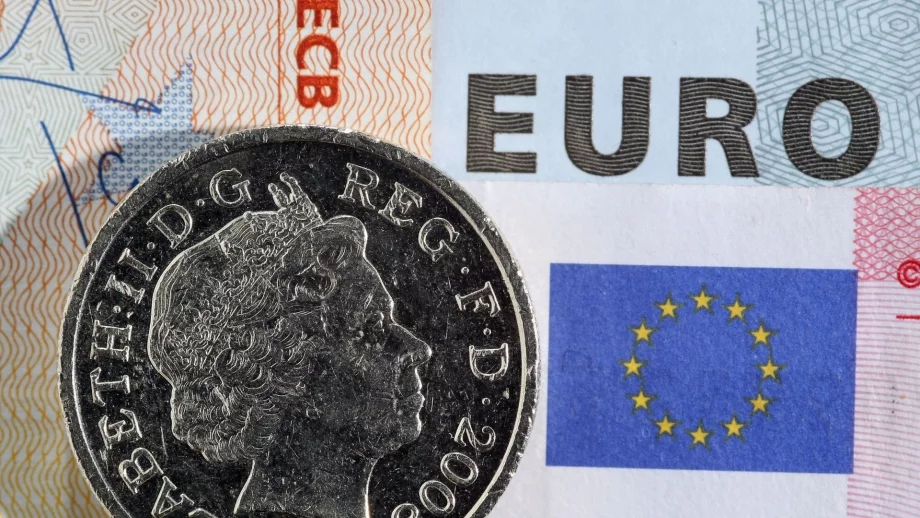 Паундът се срина на 31-годишно дъно след Brexit 