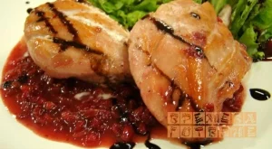 Пиле с червени боровинки